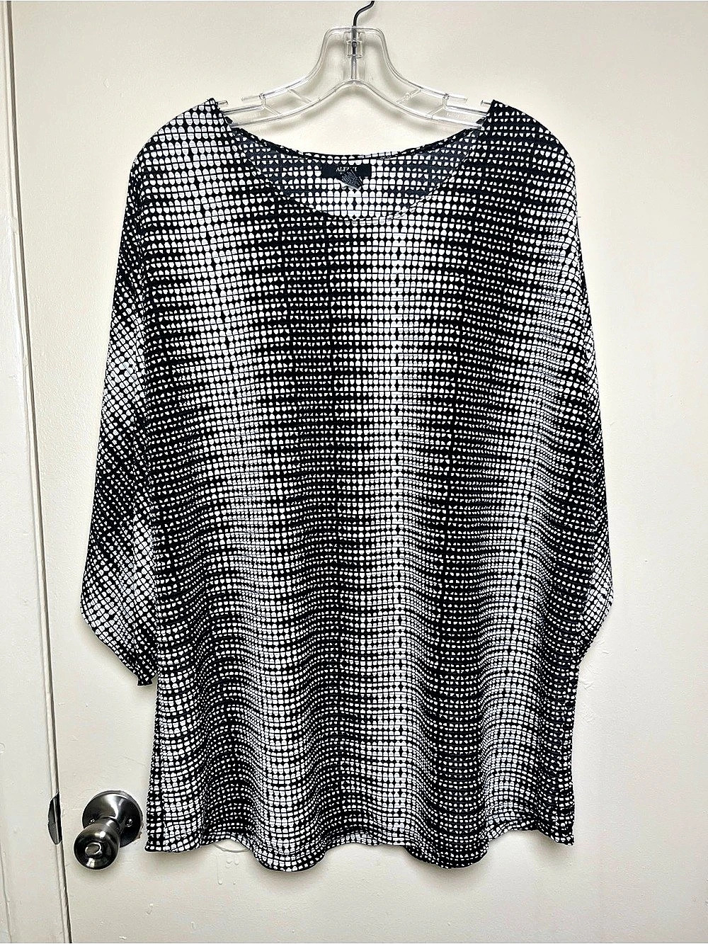 Women's NWOT Alfani Geometric Abstract Grid Blouse in Black & White Size 2X